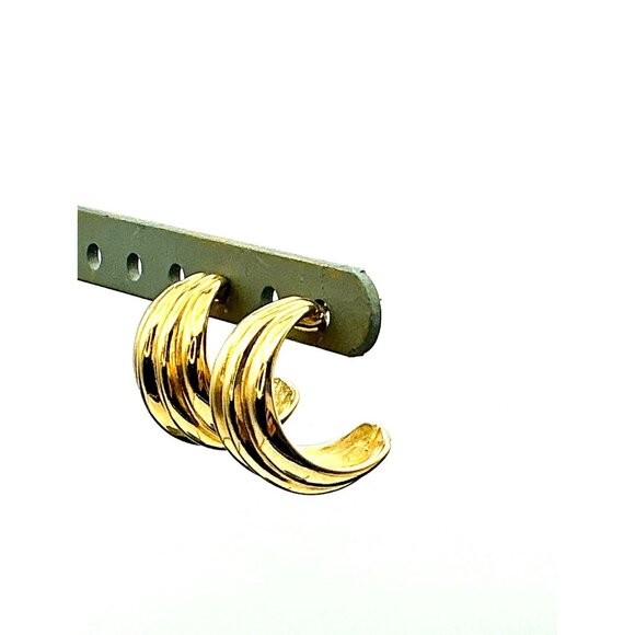 Gold Tone Earrings Ribbed Design Vintage Jewelry by Krementz - Picture 7 of 7